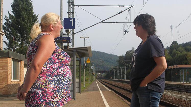 Ist der Zug durch, noch ehe der erste gefahren ist? Die Mütter Tanja Jakob und Astrid Vetter befürchten, dass sich bei der Schülerbeförderung für die Rennsteig-Region nicht viel verbessern wird. Foto: Marco Meißner