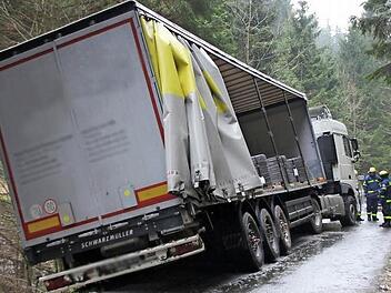 Der Fahrer des Sattelzugs war beim Rückwärtsfahren zu weit nach links geraten, so dass die Räder im aufgeweichten Bankett versanken.