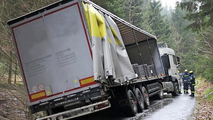 Der Fahrer des Sattelzugs war beim Rückwärtsfahren zu weit nach links geraten, so dass die Räder im aufgeweichten Bankett versanken.