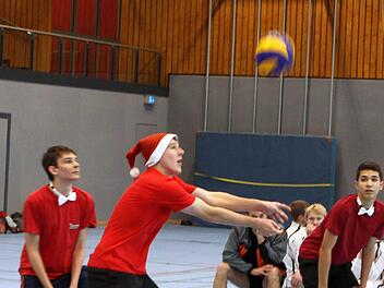 Alex Melser nimmt einen Ball an. Beim Volleyball-Weihnachtsturnier in Bad Brückenau ging es richtig rund. Foto: Thomas Dill