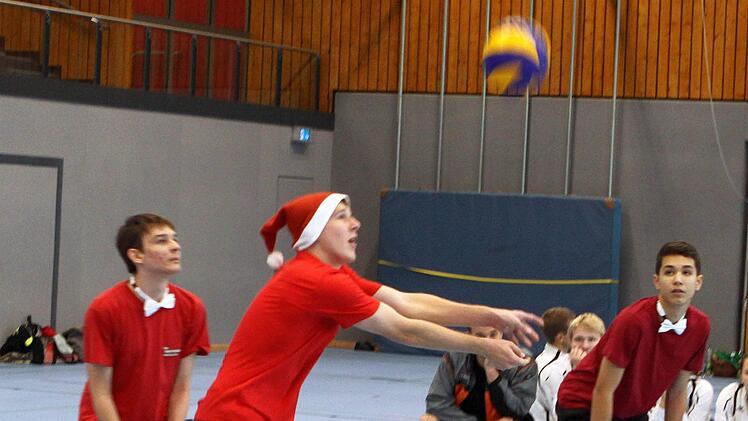 Alex Melser nimmt einen Ball an. Beim Volleyball-Weihnachtsturnier in Bad Brückenau ging es richtig rund. Foto: Thomas Dill