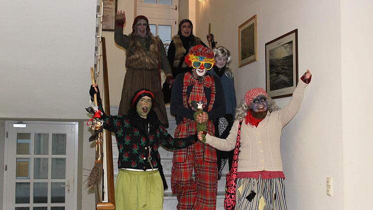 Gefesselt wird der Bürgermeister aus dem Rathaus geführt ...