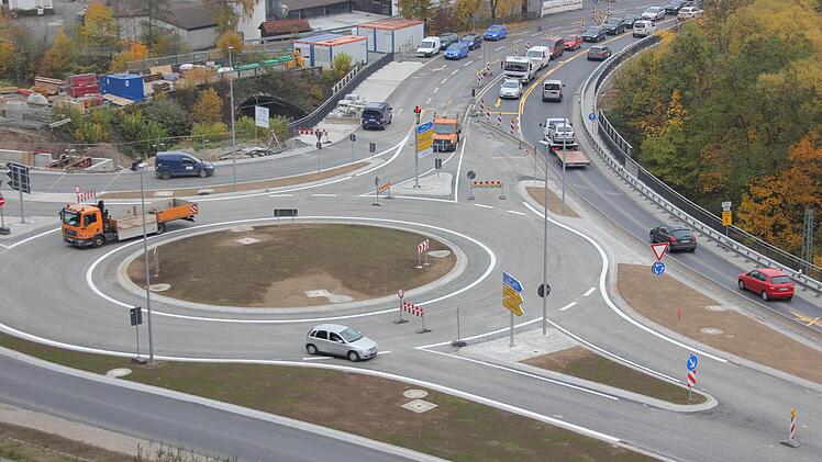 Der Verkehr aus Richtung Nordbrücke rollt schon über den Kreisel. Foto: Friedwald Schedel