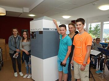 Jenni Pritzkau, Julia Proskurin, Moritz Liegl, Lukas Graf und Jonas Wirth präsentieren ihre Arbeit. Foto: Arkadius Guzy