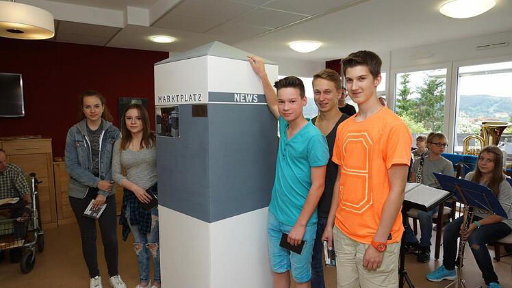 Jenni Pritzkau, Julia Proskurin, Moritz Liegl, Lukas Graf und Jonas Wirth präsentieren ihre Arbeit. Foto: Arkadius Guzy