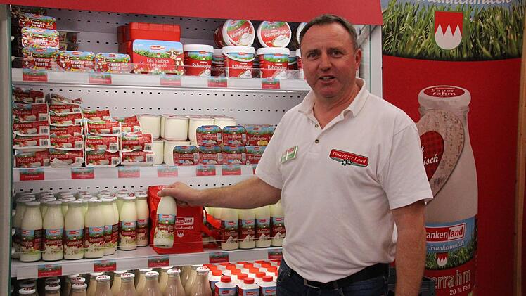 Heiko Mündnich verkauft Milchprodukte - ob Thüringer Land oder Frankenland, die Molkereibetriebe sind die gleichen. Foto: Simone Bastian