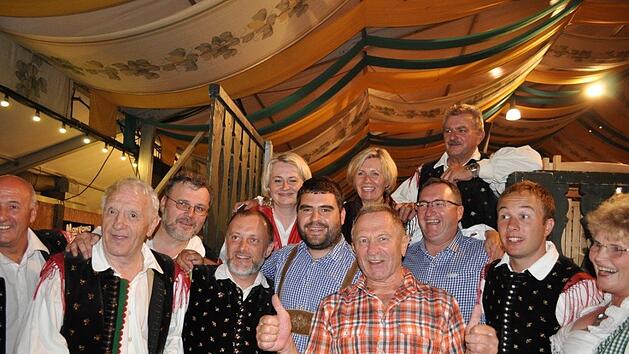 Nach dem Konzert in Lohr am Main, das Willy Kastner  organisiert hat, treffen sich Fans mit den Musikern der Hauskapelle Avsenik. Daumen hoch, findet Willy Kastner (Mitte). Links Kapellmeisterund Bandchef  Marjan Legat.privat