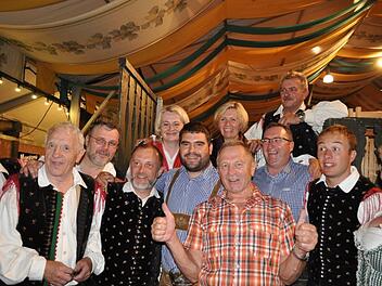 Nach dem Konzert in Lohr am Main, das Willy Kastner  organisiert hat, treffen sich Fans mit den Musikern der Hauskapelle Avsenik. Daumen hoch, findet Willy Kastner (Mitte). Links Kapellmeisterund Bandchef  Marjan Legat.privat