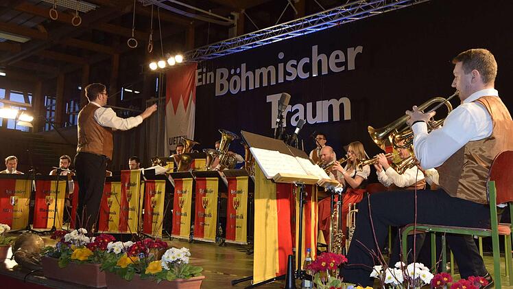 Die "Egerländer Blasmusik  Neusiedl am See" mit Dirigent Florian Ebert eröffnete den musikalischen Reigen. Foto: Andreas Welz