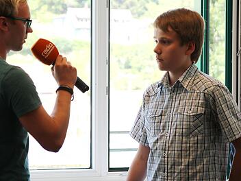 Bundessieger Julian Heinz (rechts) im Interview mit Radio Plassenburg Klaus Klaschka