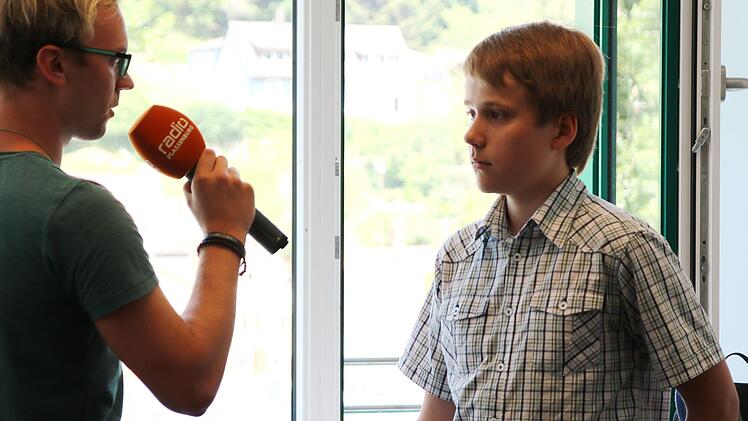 Bundessieger Julian Heinz (rechts) im Interview mit Radio Plassenburg Klaus Klaschka