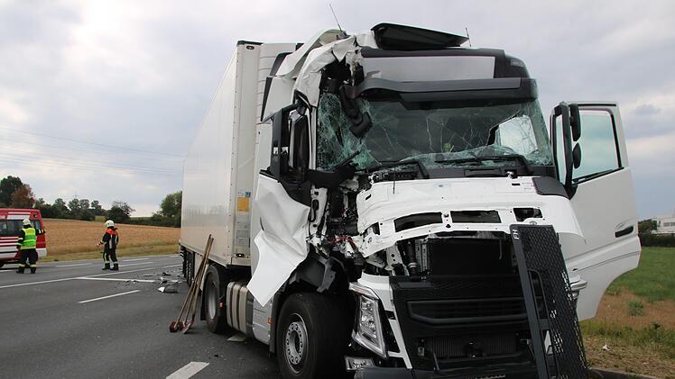 Der Fahrer dieses Lkw wurde beim Aufprall leicht verletzt.Matthias Einwag