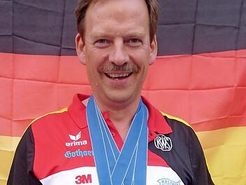 Helmut Stubenrauch mit den Medaillen und dem Zertifikat über den neuen Weltrekord  Foto: Wolfgang Dietz