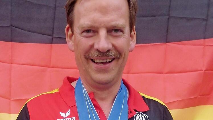 Helmut Stubenrauch mit den Medaillen und dem Zertifikat über den neuen Weltrekord  Foto: Wolfgang Dietz