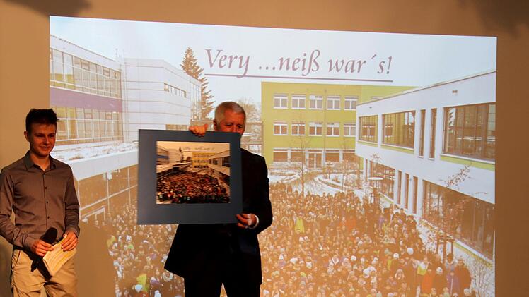 Ein Geschenk der SMV, links Jonas Niedt de MatesJohanna Blum
