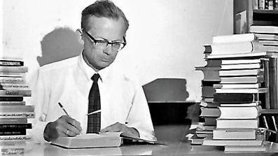 Fast 50 Jahre wirkte Heinz Stenglein in der Volkshochschule. Insbesondere die Bücherei und der Musikring lagen ihm am Herzen.Repro: Gerd Fleischmann