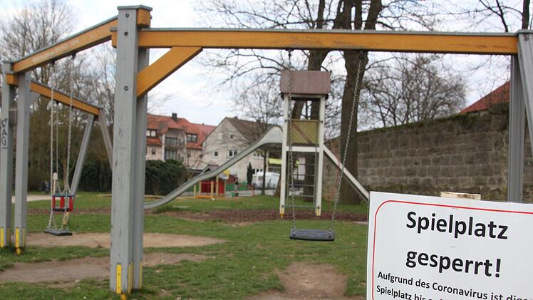 Noch gibt es zwar keine Ausgangssperren - aber auch Spielplätze sind nun bis auf Weiteres gesperrt.  Foto: Karina Brock