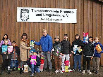 „Struwwelkids“ mit der pädagogischen Mitarbeiterin Evelin Mertens bei der Spendenübergabe an den Vorsitzenden des Tierschutzvereins Klaus Barnickel