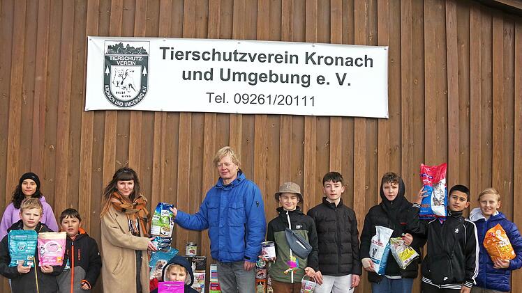 „Struwwelkids“ mit der pädagogischen Mitarbeiterin Evelin Mertens bei der Spendenübergabe an den Vorsitzenden des Tierschutzvereins Klaus Barnickel