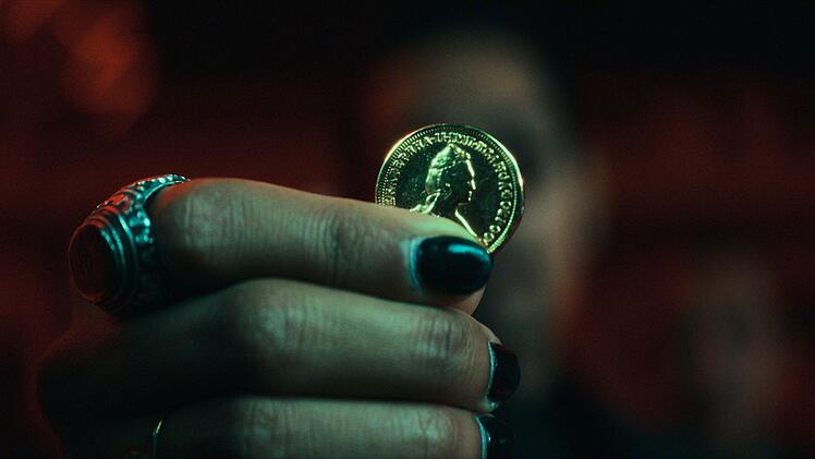 Hinter ihr sind (fast) alle Gangster der Welt her, so scheint es: In Staffel zwei von "Crooks" erf&auml;hrt man, warum die M&uuml;nze besonders f&uuml;r den Russen Arkadij Zakejew eine so gro&szlig;e pers&ouml;nliche Bedeutung hat.