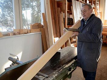Auch mit 80 Jahren zieht es Zimmerer-Altmeister Willy Kirschner immer noch in seinen Betrieb. Foto: Dieter Hübner