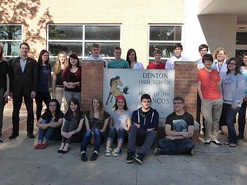 Die deutschen und amerikanischen Schüler vor der Denton High School in Texas zusammen mit Susanne Dünisch und Harry Riegel vom Regiomontanus-Gymnasium (links) und Sandra Dieckman von der Denton High School (dritte von rechts). Foto: privat