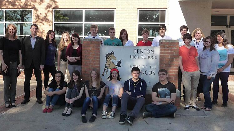 Die deutschen und amerikanischen Schüler vor der Denton High School in Texas zusammen mit Susanne Dünisch und Harry Riegel vom Regiomontanus-Gymnasium (links) und Sandra Dieckman von der Denton High School (dritte von rechts). Foto: privat