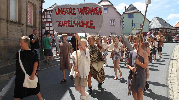 Steinzeit-Menschen zogen durch die Straßen.