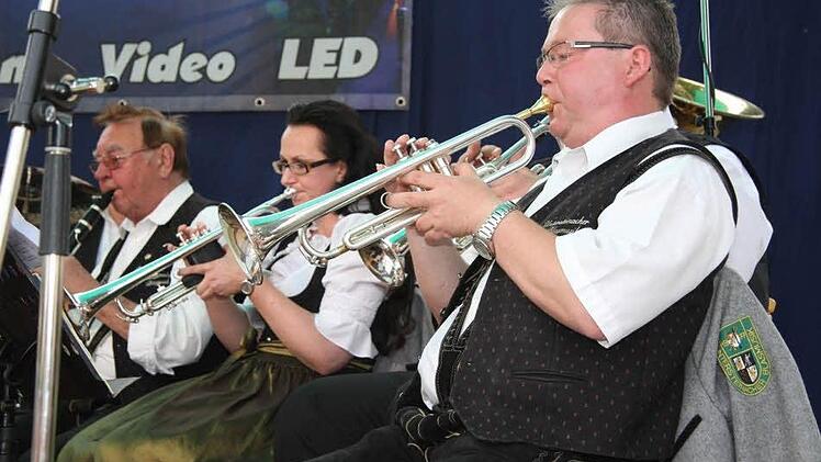 Die Untersteinacher Blasmusik spielte auf.