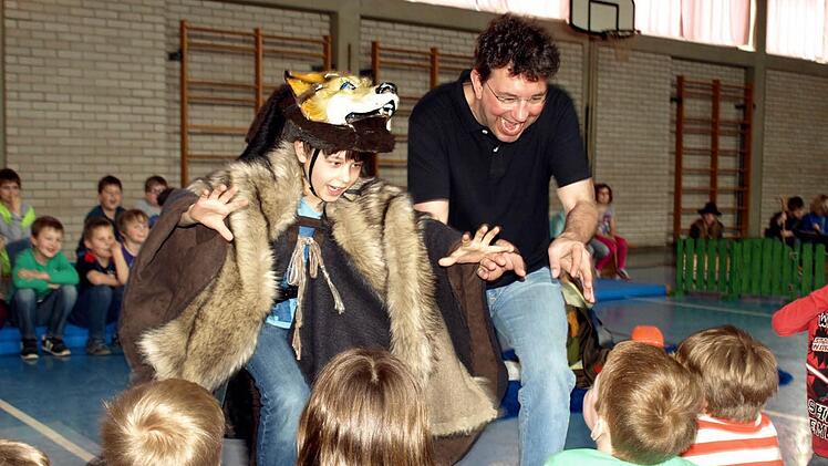 : Der böse Wolf (Timo Dütsch) und Gregor Braun "erschrecken" die Kinder am Teichrand.