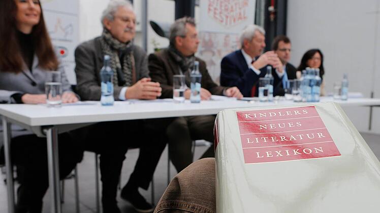 (v. l.) Tanja Kinkel, Paul Maar, Thomas Kraft, Landrat Johann Kalb, Bambergs Kulturreferent Christian Lange, Asli Heinzel vom Buch- und Medienhaus Hübscher
