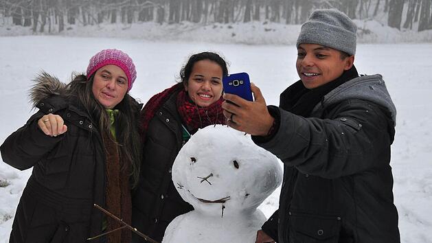 Beweis-Selfie: Die jungen Brasilianer der Manoel-Monteiro-Schule aus Brasilien und ihre Freunde aus dem Franziskanergymnasium haben gemeinsam einen tollen Schneemann am Kreuzberg gebaut.  Foto: Marion Eckert
