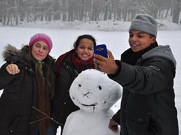 Beweis-Selfie: Die jungen Brasilianer der Manoel-Monteiro-Schule aus Brasilien und ihre Freunde aus dem Franziskanergymnasium haben gemeinsam einen tollen Schneemann am Kreuzberg gebaut.  Foto: Marion Eckert