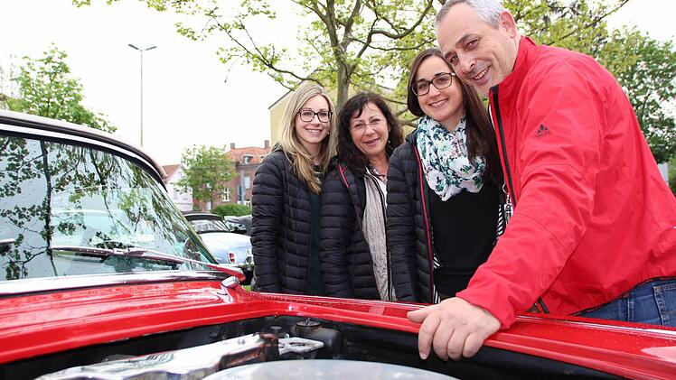Familie Walz aus Maisprach teilt sich die Leidenschaft für alte Autos. Eltern und Töchter gehen als jeweils eigene Teams an den Start. Foto: Borst