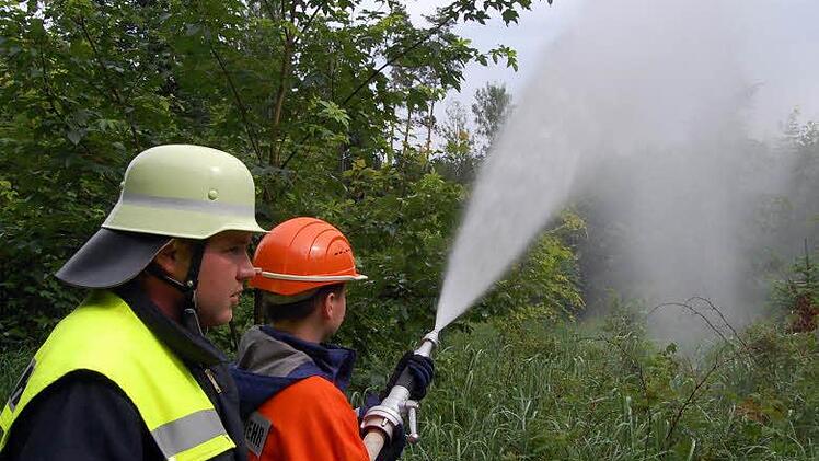 Auch die Jugendfeuerwehr mit roten Helmen aus Grub und Buch nahm an der Übung teil. Foto: Andreas Welz
