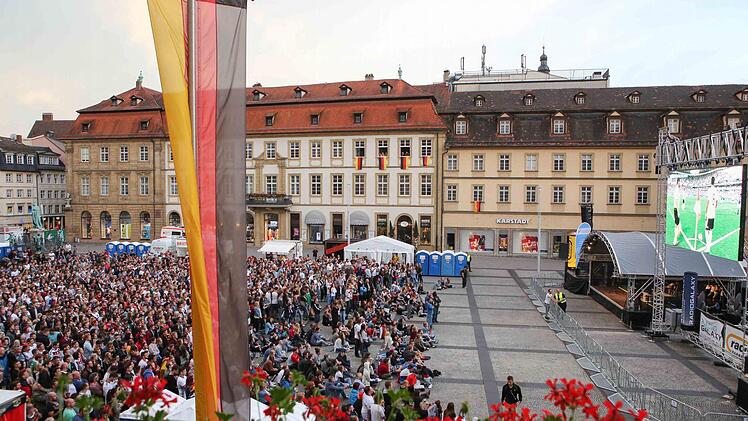Großer Platz, große Stimmung: die EM live auf dem Maxplatz