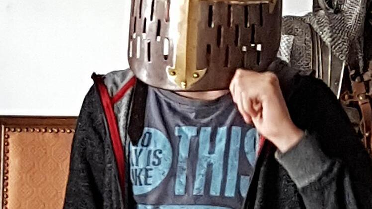 "Da konnte man ja fast nichts mehr sehen", stellte Philipp fest, als er den Ritter-Helm aufsetzte. Foto: Sabine Weinbeer