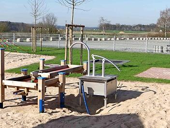 Diese Flächen in Hannberg, auf denen ein Spielplatz und ein Parkplatz angelegt wurden, sind Stein des Anstoßes. Foto: Richard Sänger