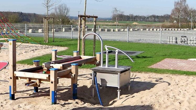 Diese Flächen in Hannberg, auf denen ein Spielplatz und ein Parkplatz angelegt wurden, sind Stein des Anstoßes. Foto: Richard Sänger