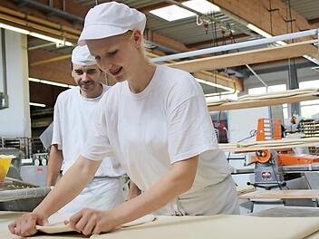 Ines Giehl macht die Bäckerlehre bei Schlereth in Knetzgau richtig Spaß. Bäckergeselle Sascha Wannenmacher hat ihr gezeigt, wie sie den Blätterteig übereinanderlegen, einstäuben und durch die Walzmaschine fahren muss. Geduld ist gefragt und Fingerspitzengefühl. Foto: Brigitte Krause