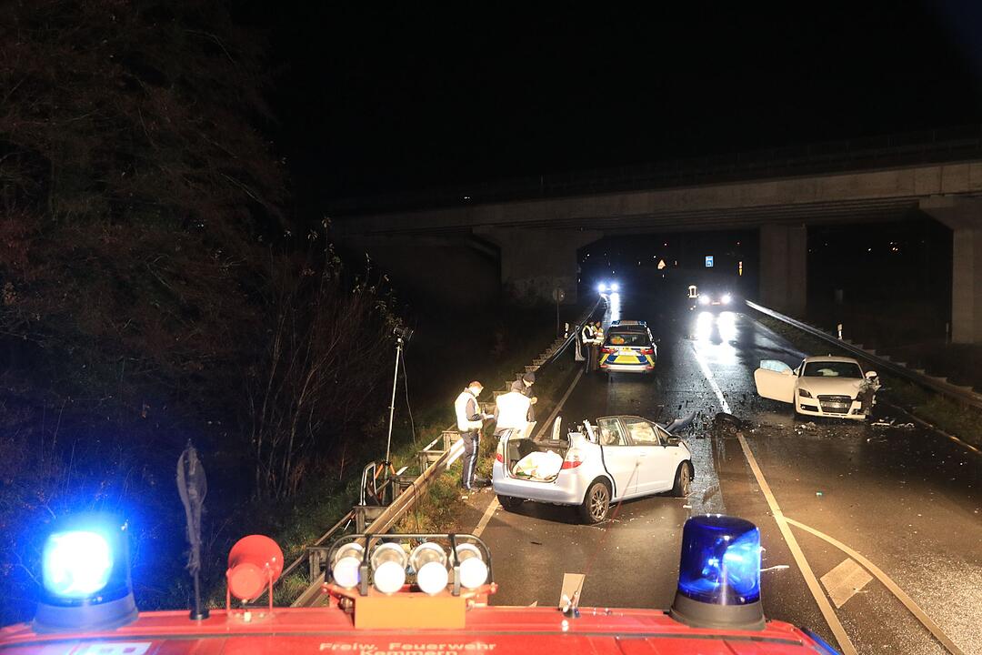 Schwerer Unfall auf der B4 bei Kemmern (Kreis Bamberg) mit zwei schwer verletzten Kindern