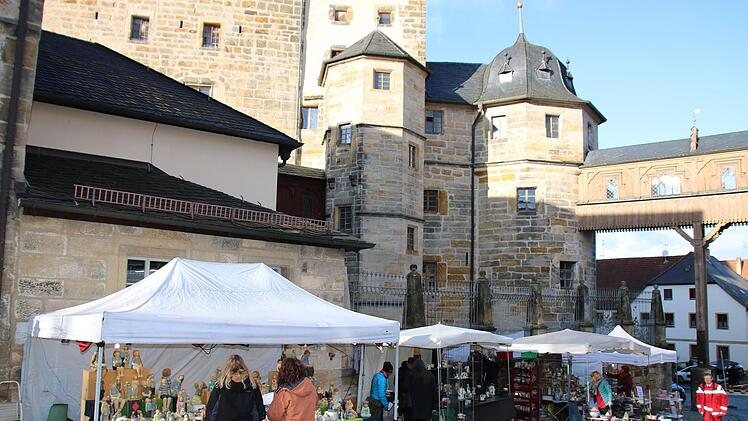 Im und am Schloss Thurnau findet der 28. Weihnachtstöpermarkt statt. Foto: Andreas Schmitt