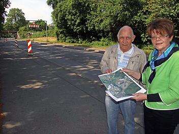 Bürgermeisterin Elke Protzmann und Gerhard Beyer, Seniorenbeauftragter der Stadt Neustadt, haben bereits Pläne, wo in Neustadt Ruhebänke "zum Durchschnaufen" platziert werden könnten. Foto: Manja von Nida