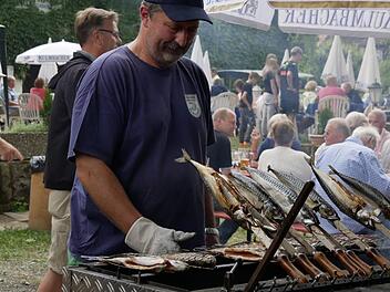 Hier wird ordentlich gegrillt. Die Makrelen sind aufgespießt und die Forellen liegen unter ihnen. Foto: Manja von Nida