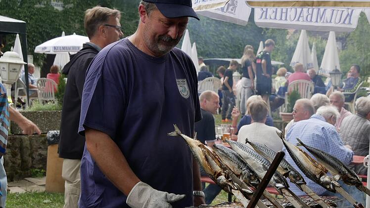 Hier wird ordentlich gegrillt. Die Makrelen sind aufgespießt und die Forellen liegen unter ihnen. Foto: Manja von Nida