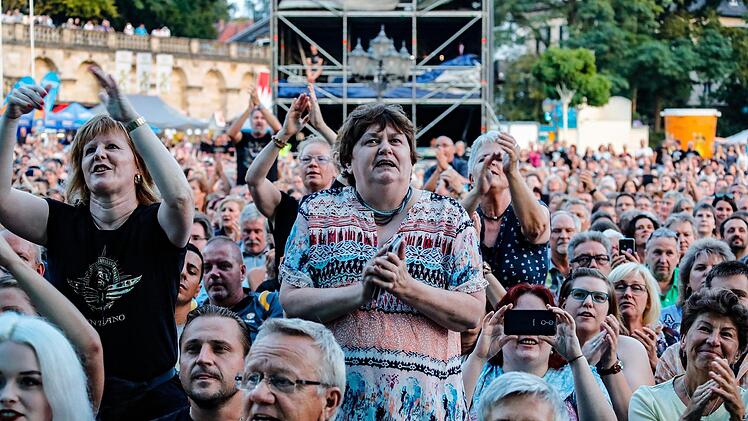 Santiano begeisterten am Dienstagabend beim HUK-Coburg-Open-Air mit ihren Rock-Songs der Freiheit über 4500 Zuhörer. Foto: Matthias Hoch