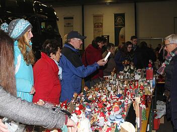 Weihnachtsdeko stand auch heuer wieder hoch im Kurs beim Lions-Flohmarkt im Mönchshof.Sonny Adam