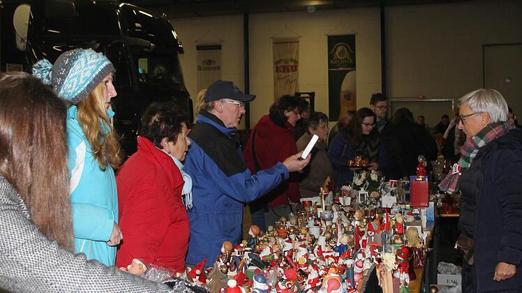 Weihnachtsdeko stand auch heuer wieder hoch im Kurs beim Lions-Flohmarkt im Mönchshof.Sonny Adam