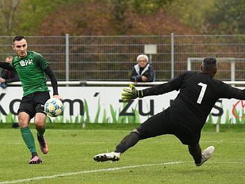 Kurz vor der Pause taucht der Neukenrother Tim Wachter (links) allein vor dem Lichtenfelser Torwart Venthan Surenthiran auf und erzielt das entscheidende 0:3. Foto: Gunther Czepera
