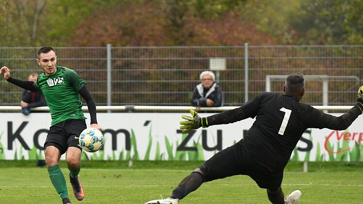 Kurz vor der Pause taucht der Neukenrother Tim Wachter (links) allein vor dem Lichtenfelser Torwart Venthan Surenthiran auf und erzielt das entscheidende 0:3. Foto: Gunther Czepera